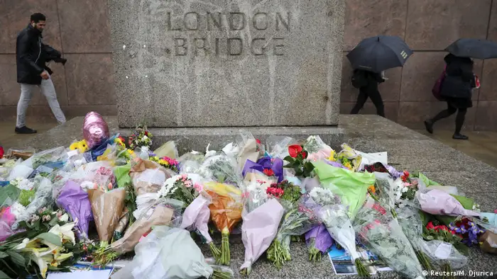 En todo Reino Unido se guardó hoy un minuto de silencio a las 11:00 (hora local, 10:00 GMT) en recuerdo de las víctimas del atentado del sábado en el Puente de Londres y el mercado de Borough, que está desatando fuertes críticas a las fuerzas de seguridad. En la capital, Londres, numerosas personas se reunieron en el Puente
de Londres, pese a la fuerte lluvia. (6.06.2017)