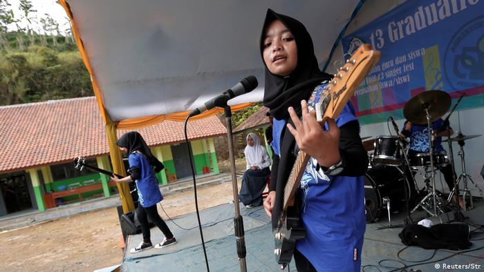 Indonesien Frauen-Metal Band mit Kopftüchern (Reuters/Str)