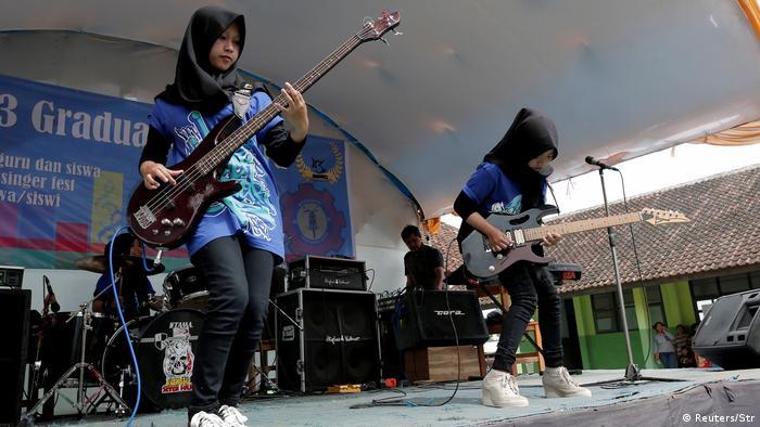 Indonesien Frauen-Metal Band mit Kopftüchern (Reuters/Str)