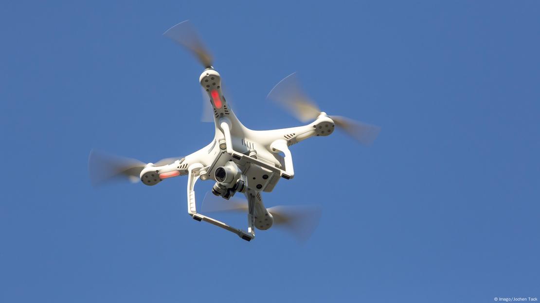 Мултикоптер "Фантом 3" на компанията DJI в полет 