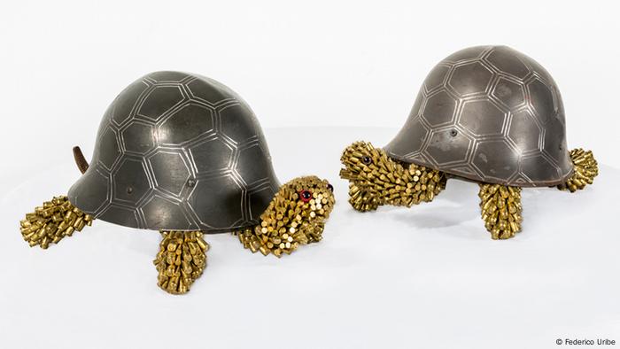 Tortugas hechas con un casco y balas (Frederico Uribe)