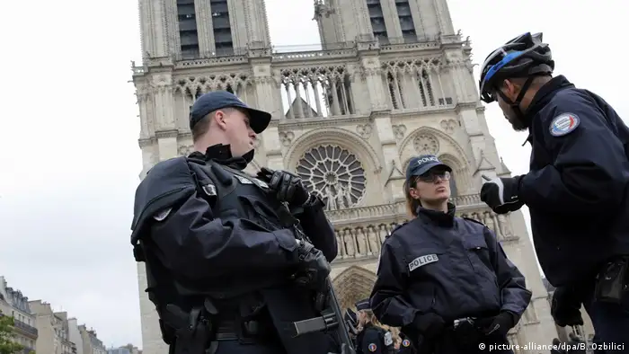 Frankreich Polizisten vor Notre Dame in Paris