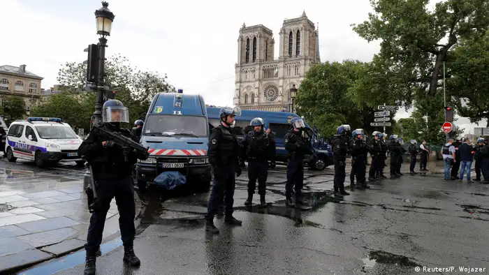 Frankreich Großeinsatz der Polizei vor der Kathedrale Notre Dame (Reuters/P. Wojazer)