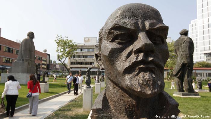 Статуи Ленина в музее социалистического искусства в Софии, Болгария