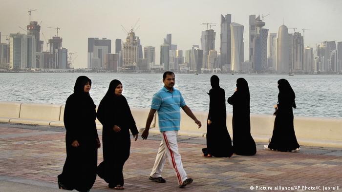 هناك الكثير من الانتقادات الموجهة إلى قطر بسبب حقوق الإنسان. إذ لا توجد صحافة حرة ولا حرية رأي حقيقية، وتقيد وصاية الرجال بقوة النساء هناك. 