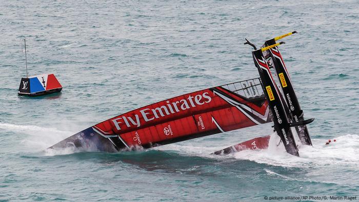 Bermuda Neuseeland kentert beim America's Cup (picture-alliance/AP Photo/G. Martin-Raget)