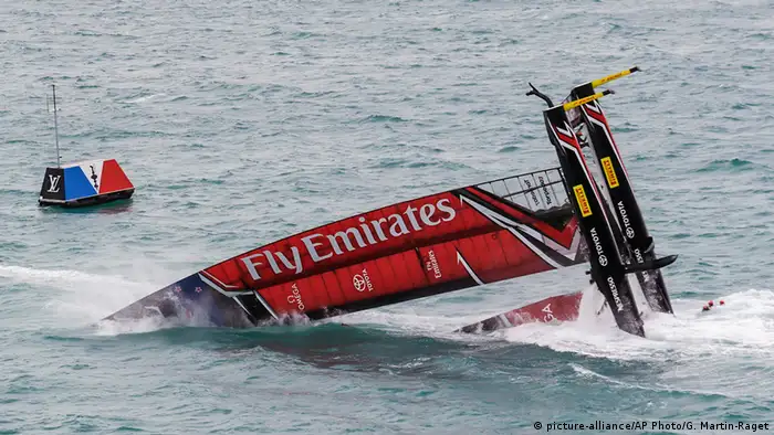 Bermuda Neuseeland kentert beim America's Cup (picture-alliance/AP Photo/G. Martin-Raget)