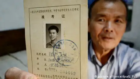 China älterer Mann Examen China (picture alliance/dpa/L. Fuzi)