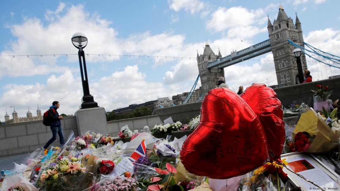 Flores y globos depositados en el puente de Londres.