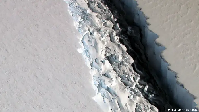 Antarktis Riss im Larsen-C-Schelfeis (NASA/John Sonntag)
