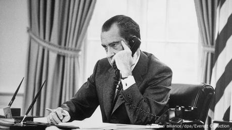 Richard Nixon am Telefon im Oval Office im Weißen Haus (picture alliance/dpa/Everett Collection)