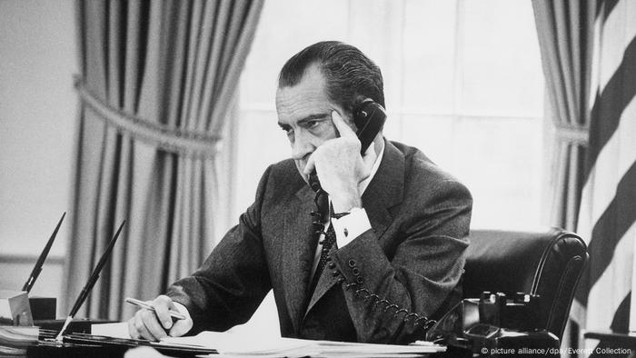 Richard Nixon on the phone in the Oval Office of the White House (Picture alliance / dpa / Everett Collection)