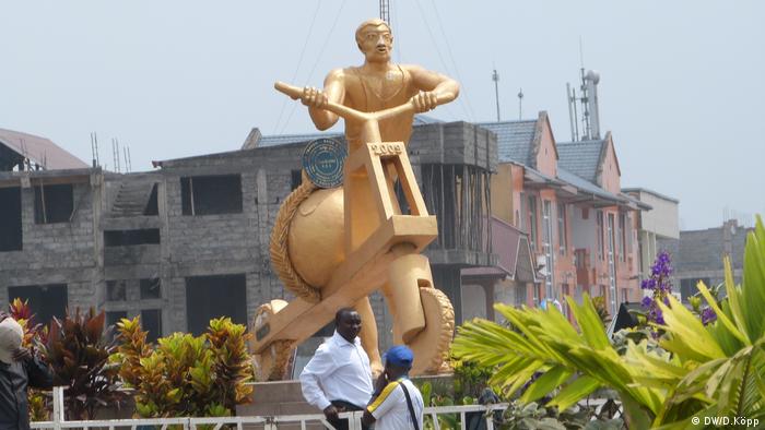 Eine goldglänzende Statue zeigt einen Mann auf einem Fahrrad