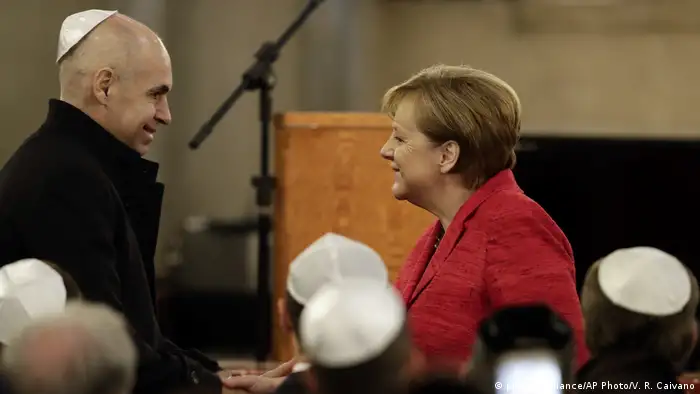 El alcalde porteño, Horacio Rodríguez Larreta (aquí en la sinagoga Templo Libertad con la kipá) le entregó las llaves de Buenos Aires a Angela Merkel, quien llegó en medio de un fuerte dispositivo de seguridad que paralizó las vías principales de la ciudad desde primera hora de la mañana. 
