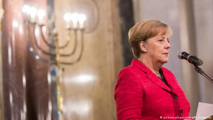 La canciller agradeció al país sudamericano haber acogido a judíos alemanes que debieron huir del Holocausto y subrayó el recuerdo doloroso de los terribles atentados terroristas perpetrados en Argentina contra objetivos judíos: la embajada de Israel, en 1992, y el centro comunitario AMIA en 1994, dejando cientos de muertos y
heridos. 