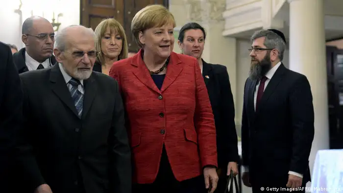 Esta sinagoga es un símbolo de un puente entre Argentina y Alemania, afirmó la canciller alemana, Angela Merkel, que pidió combatir el antisemitismo y abogó por la libertad. Muchos de los que tuvieron que huir del nazismo encontraron aquí un nuevo hogar, sostuvo Merkel tras recibir la bienvenida del rabino Simón Moguilevsky. 