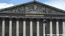 Попри протести: парламент Франції ухвалив пенсійну реформу Макрона 