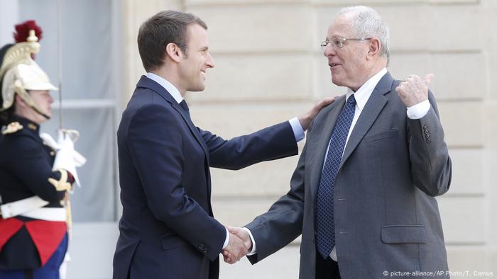 Frankreich Paris Präsidenten Emmanuel Macron & Pablo Kuczynski, Peru (picture-alliance/AP Photo/T. Camus)