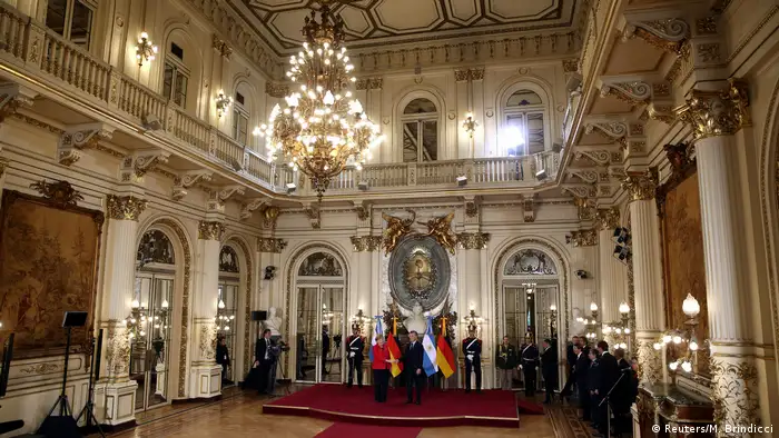 Además de estrechar las relaciones políticas, comerciales y culturales entre ambos países, Merkel, que viaja con una delegación de empresarios, planea incentivar la negociación del acuerdo de libre comercio y de asociación estratégica entre la Unión Europea y el Mercado Común del Sur.