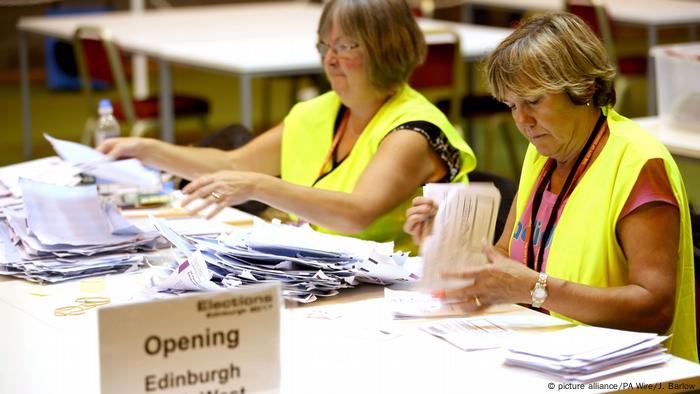 Großbritannien Wahlen 2017 – Auszählung (picture alliance/PA Wire/J. Barlow)