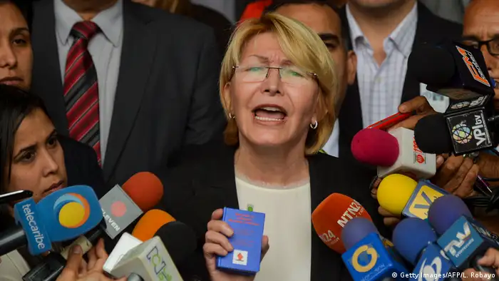 Venezuela cumplió este 9 de julio 100 días de protestas contra el régimen de Maduro, sumida en una guerra de poderes entre el Ejecutivo chavista y el Legislativo opositor, en rebeldía ante crisis económica y de la democracia. Para impedir el fraude, el Parlamento convoca este 16 de julio una consulta para que se apruebe o rechace el acto oficialista. Una consulta ilegal, según Maduro.