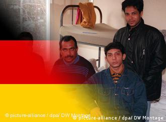 Bildmontage: im Vordergrund die Deutschlandflagge, im Hintergrund Flüchtlinge in einem Aufnahmelager (Foto: dpa)