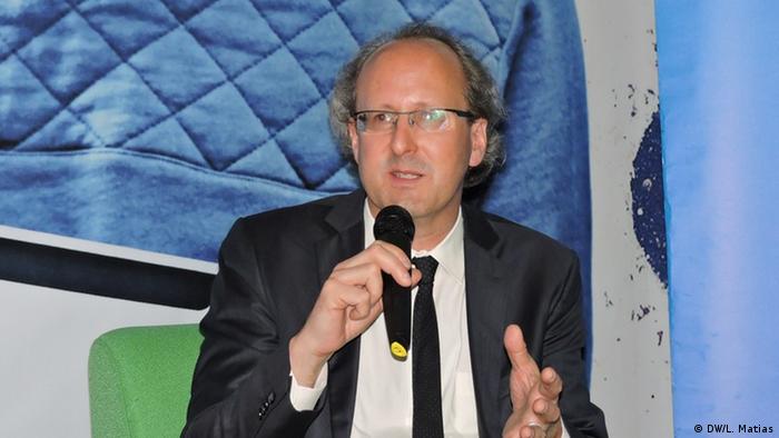 Johannes Beck, Chefredakteur der DW Afrika, während eines Forums an der Eduardo Mondlane University in Maputo im Juni 2016
