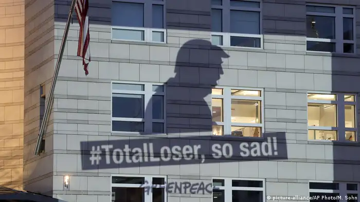 Deutschland Trump Silhouette projiziert auf das Gebäude der US Botschaft in Berlin (picture-alliance/AP Photo/M. Sohn)