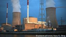 ARCHIV - Dampf steigt am 12.04.2016 in Huy (Belgien) aus dem Atomkraftwerk Tihange des Betreibers Electrabel. In Bonn kommt am 07.06.2017 die deutsch-belgische Atomkommission zum ersten Mal zusammen. Belgien ist bislang vergeblich aufgefordert worden, die grenznahen Reaktoren Tihange 2 und Doel 3 vom Netz zu nehmen. Die beiden Meiler liegen nur rund 70 beziehungsweise 140 Kilometer von der deutschen Grenze entfernt. (zu dpa/lnw «Erste Arbeitssitzung der deutsch-belgischen Atomkommission» vom 07.06.2017) Foto: Oliver Berg/dpa +++(c) dpa - Bildfunk+++ | Verwendung weltweit