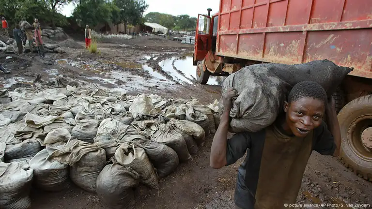 Cobalto rojo”: los teléfonos inteligentes y los autos eléctricos dependen  de minerales tóxicos extraídos en el Congo por menores de edad