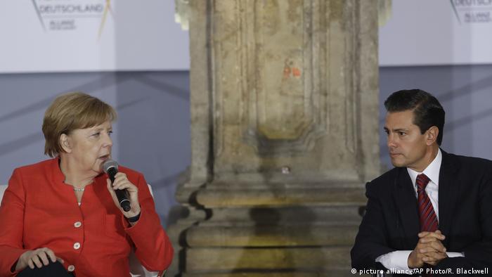 Kanzlerin Angela Merkel und Mexikos Präsident Enrique Pena Nieto (picture alliance/AP Photo/R. Blackwell)