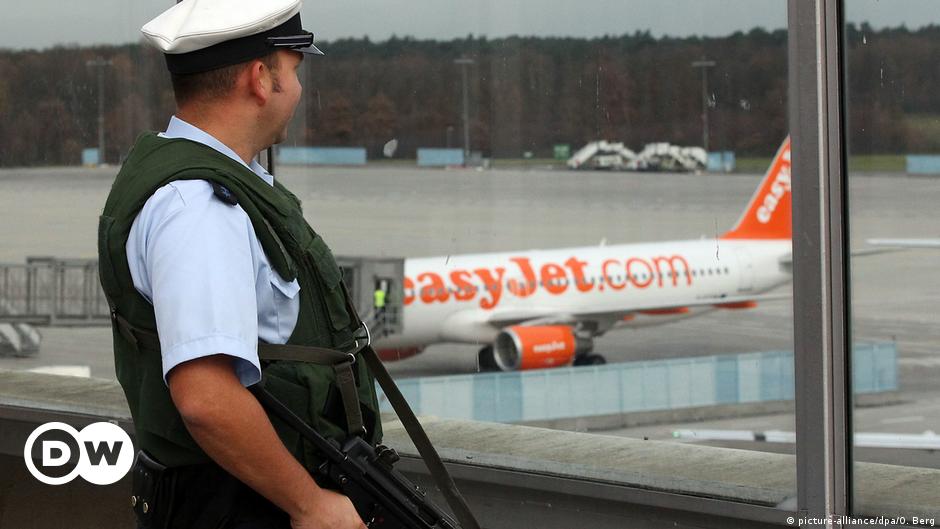 Una azafata tiene una bolsa transparente con líquidos en el aeropuerto de  Colonia-Bonn en Colonia, Alemania, el 28 de septiembre de 2010. Los  pasajeros del vuelo será permitido llevar loción, gel y