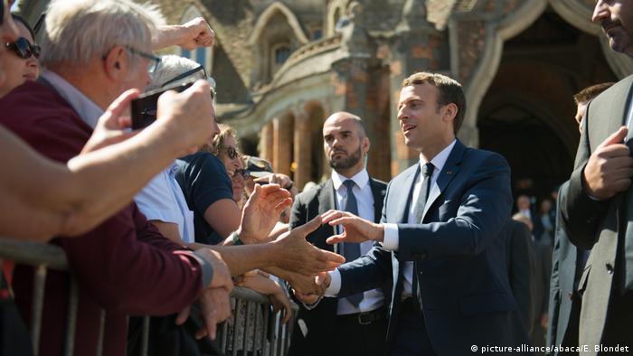Frankreich | Parlamentswahlen - Präsident Emmanuel Macron beim Verlassen des Wahllokals (picture-alliance/abaca/E. Blondet)