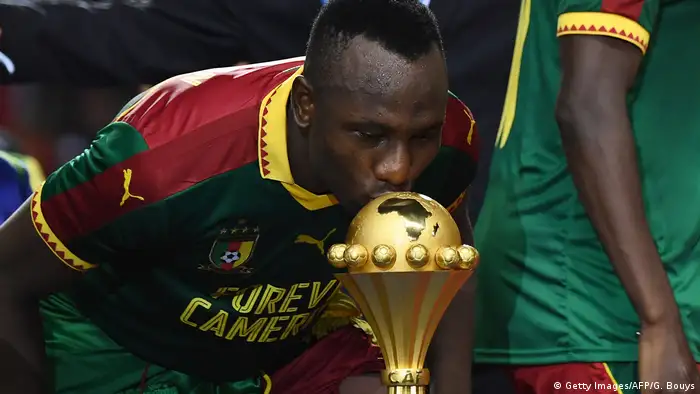 BG Confed Cup 2017 | Jacques Zoua küsst den Afrika-Cup-Pokal (Getty Images/AFP/G. Bouys)