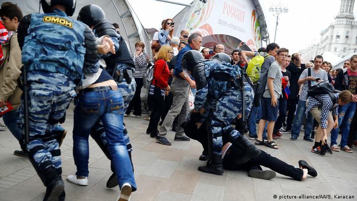 Полиция проводит задержания на акции протеста в Москве