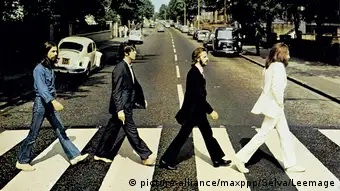 图为披头士乐队专辑Abbey Road的封面