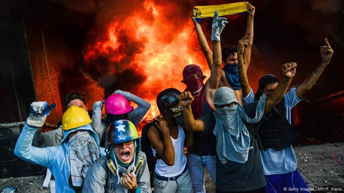 Venezuela Demonstranten zünden mit Molotowcocktails das Gebäude des Obersten Gerichtshofs in Caracas an (Getty Images/AFP/F. Parra)