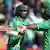 Großbritannien Cardiff Cricket Pakistan captain Sarfraz Ahmed and Mohammad Amir left celebrate winning the ICC Champions Trophy