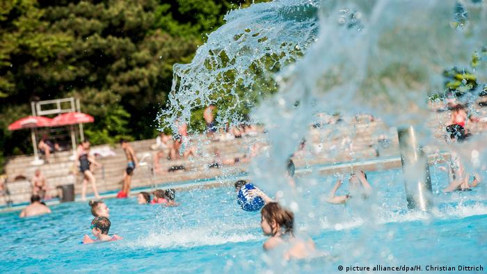 În multe piscine publice din Germania apa nu mai este încălzită pentru a se face economie la energie