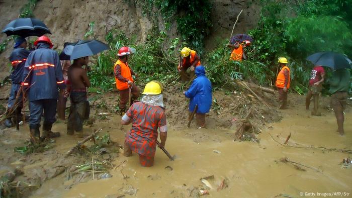 Bangladesch Erdrutsche nach Monsunregen mindestens 25 Tote (Getty Images/AFP/Str)