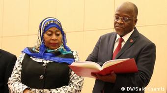 Tansania President John Pombe Magufuli of Tanzania at State House in Dar es Salaam. Left is her vice president, Samia Suluhu Hassan.