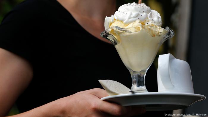 Официантка