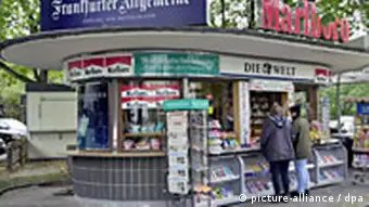 Passanten kaufen am 11.10.2000 am Kiosk im ehemaligen Bundesviertel in Bonn ein (Quelle: dpa)