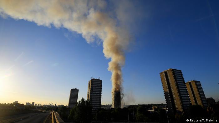 Großbritannien Großbrand in Londoner Hochaus (Reuters/T. Melville)