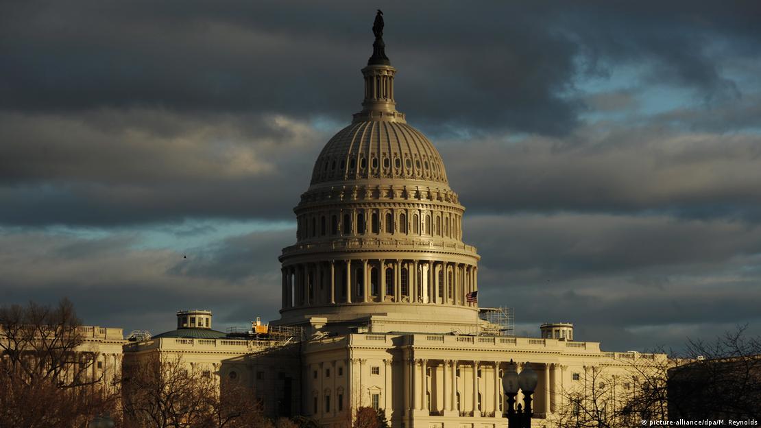 El edificio del Capitolio en Washington, D. C., al atardecer.