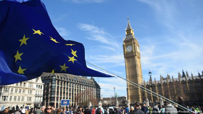 A European Union flag in London (picture alliance/NurPhoto/A. Pezzali)