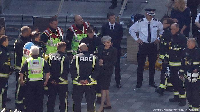 May beim ausgebrannten Hochhaus in London (Picture-Alliance/AP Photo/F. Augstein)