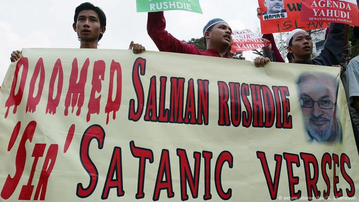 Muslim protesters hold an anti-Salman Rushdie banner during a demonstration(picture-alliance/dpa/S. Shamsudin)