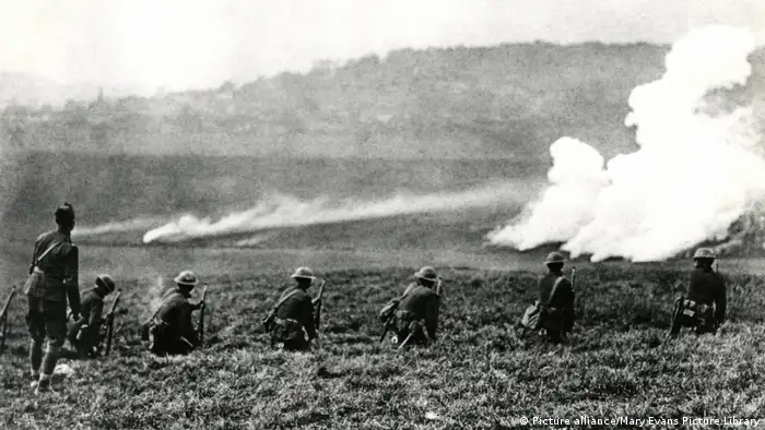 Amerikanische Truppen in Aktion in der Nähe von Le Nefour, Frankreich (Picture alliance/Mary Evans Picture Library)