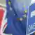 Флаги великобритании, Евросоюза и дорожный указатель "One Way"